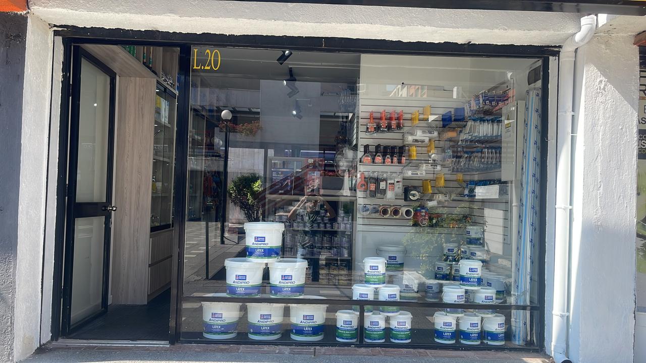 Fachada de Ferretería Astur en Mall Apumanque